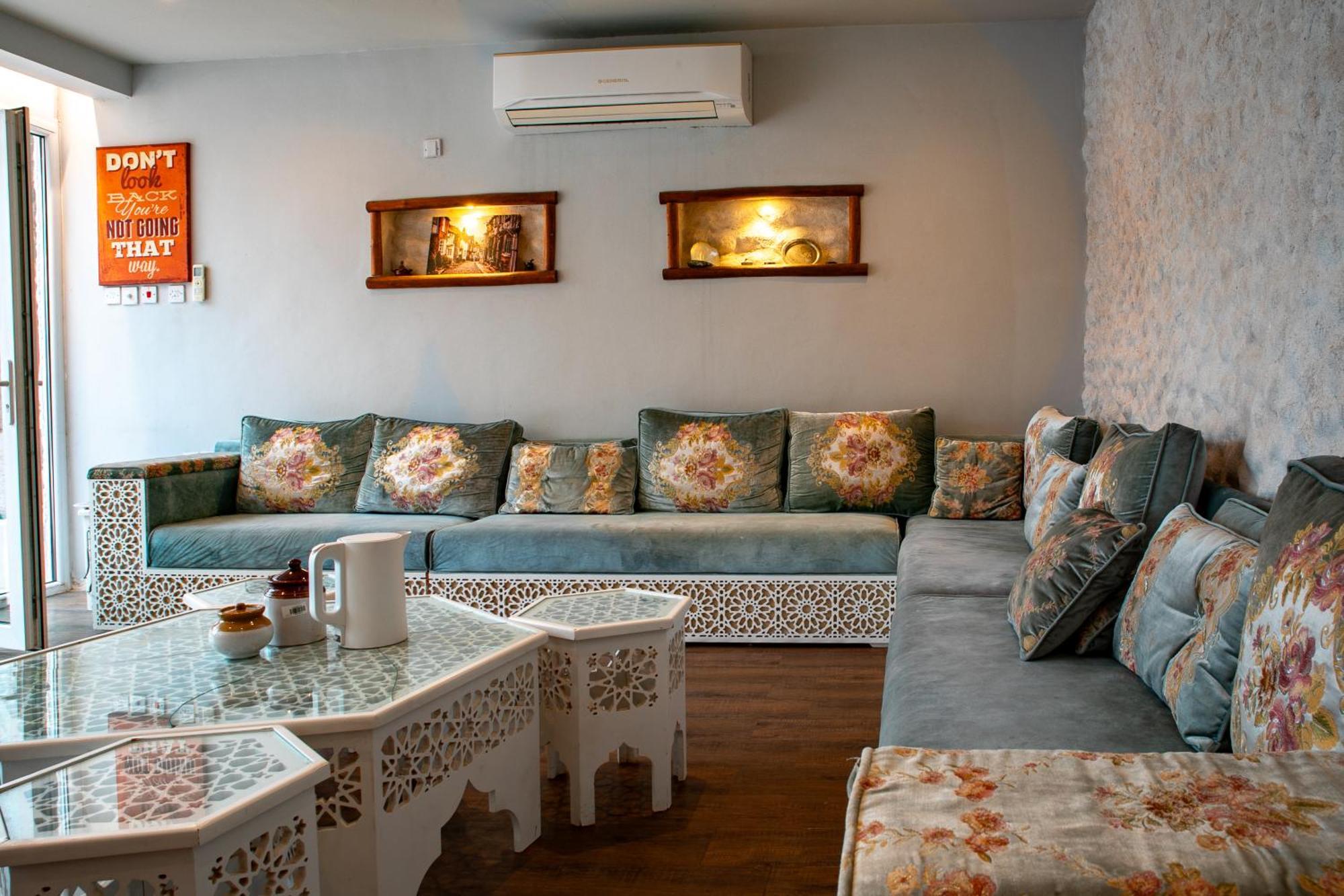 Elegant Garden Stay With 2 Living Areas, 2 Bedrooms, 1 Full And 1 Half Bath For 6 Guests Umm Al Amad Kültér fotó