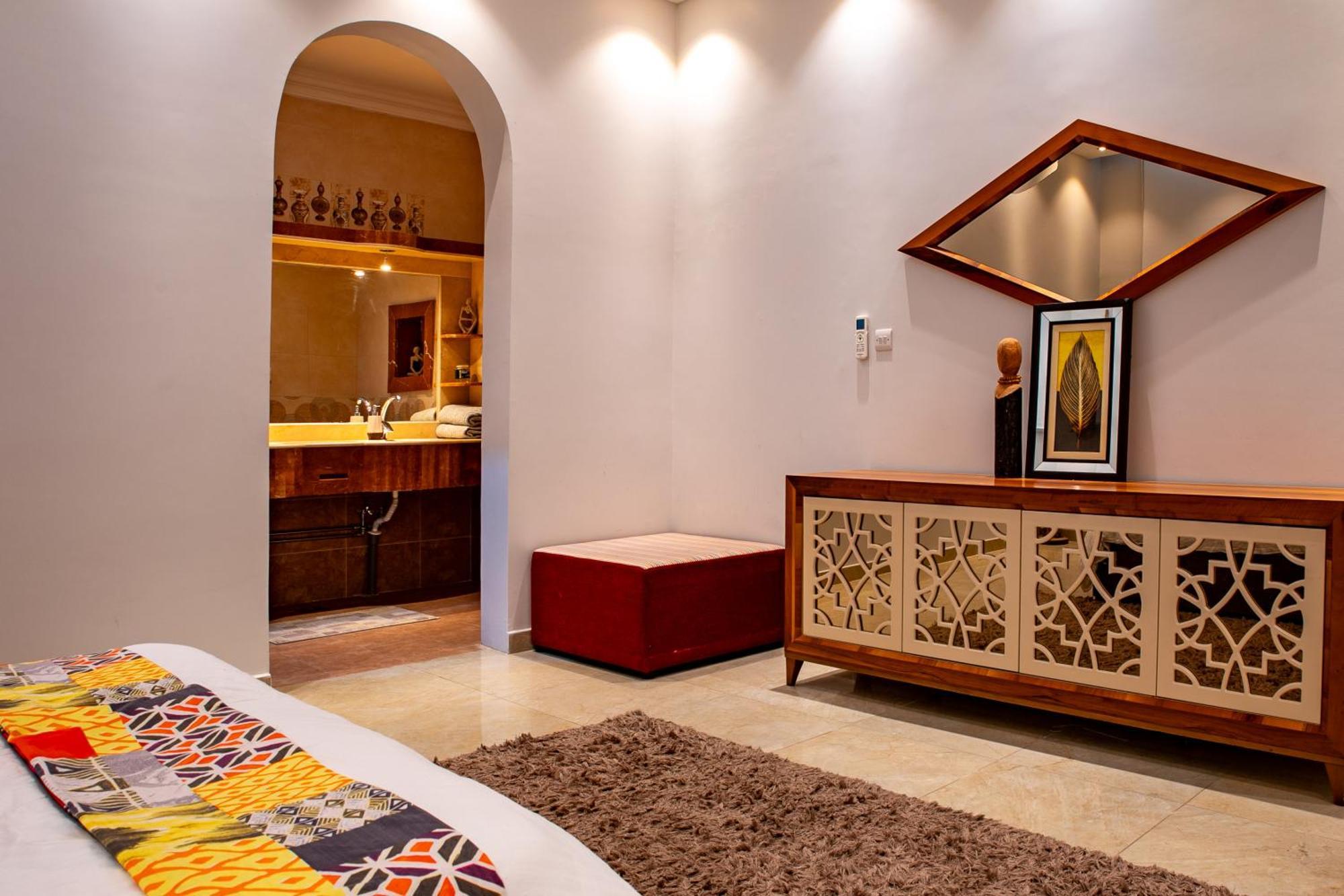 Elegant Garden Stay With 2 Living Areas, 2 Bedrooms, 1 Full And 1 Half Bath For 6 Guests Umm Al Amad Kültér fotó